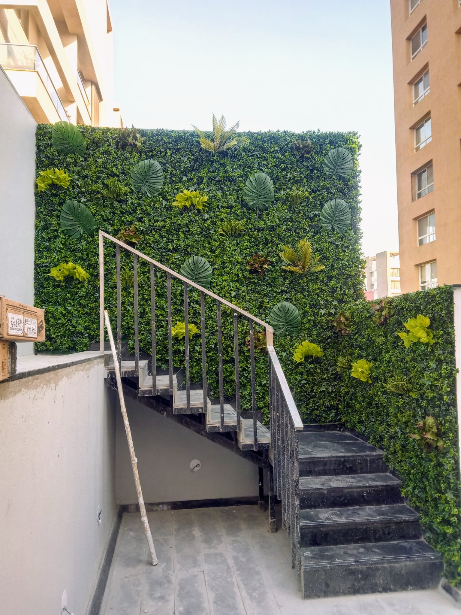5 Benefits of Artificial Vertical Gardens: Practically Maintenance-Free, No Weeds, Easily Installable, Cost Efficient, Stays Green & Luscious