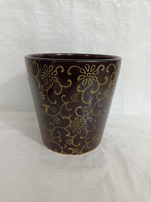 Stylish ceramic pot with bottom tray included